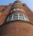 Een van de erkertorens aan de Roelof Hartplein-zijde.
<br/>
Gert-Jan Lobbes, 2015-07-12